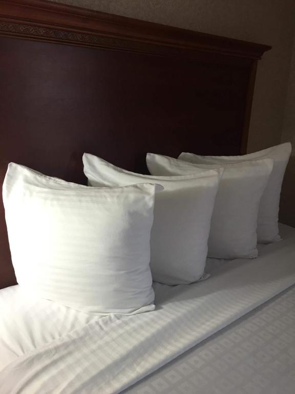 Deluxe Queen Room with Two Queen Beds – Non-Smoking