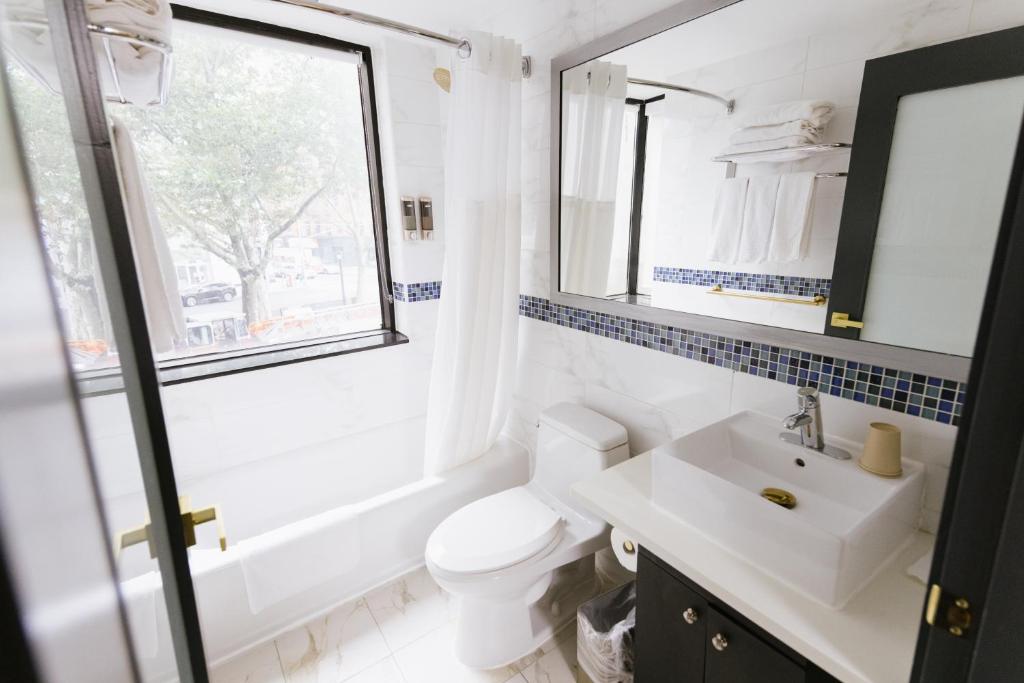 Standard Room with One Double Bed and One Single Bed