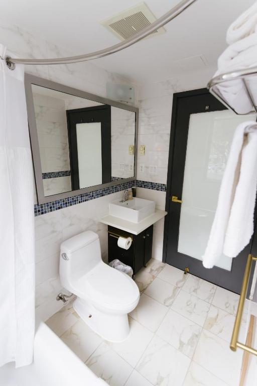 Standard Room with One Double Bed and One Single Bed