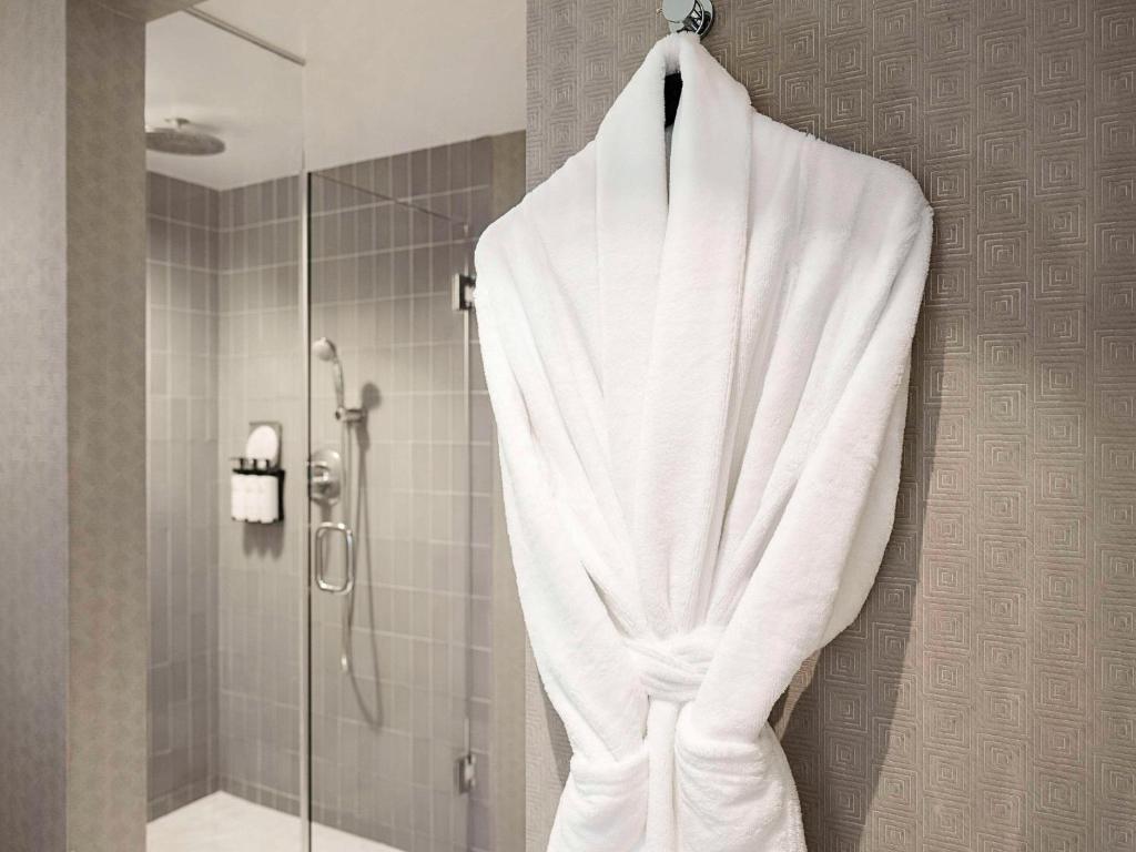 Beverly Luxury Room 1 king-size bed Beverly Blvd View