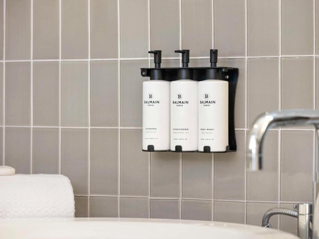 Beverly Luxury Room 1 king-size bed Beverly Blvd View