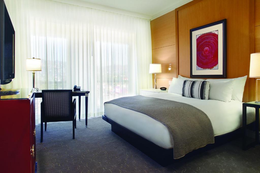 Hollywood Hill View Luxury Room 1 king-size bed