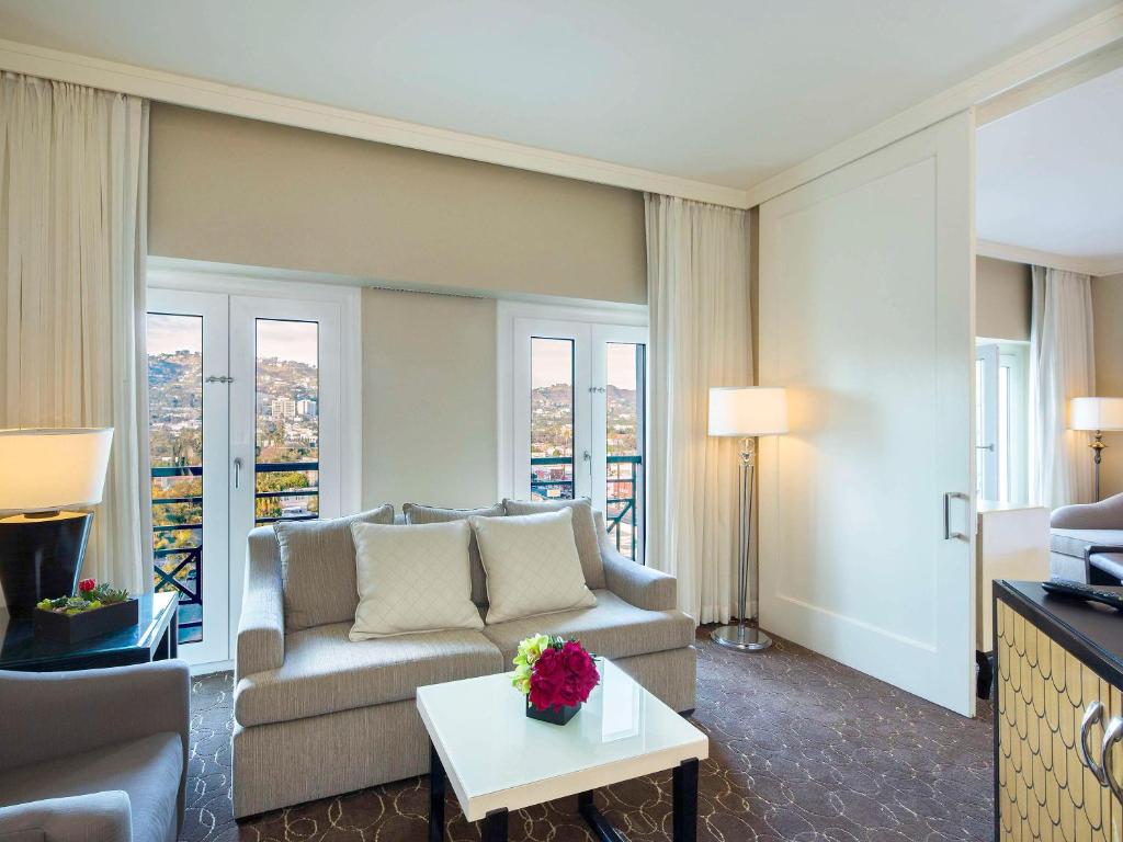 Hollywood King Suite with Hollywood Hills View