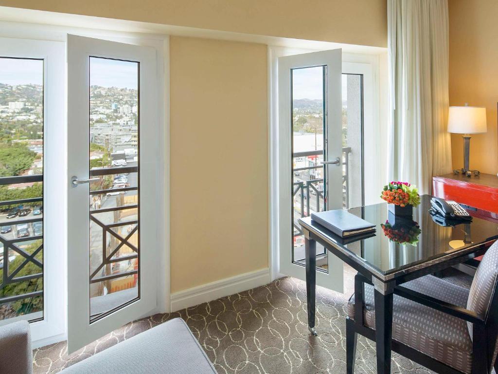 Hollywood King Suite with Hollywood Hills View