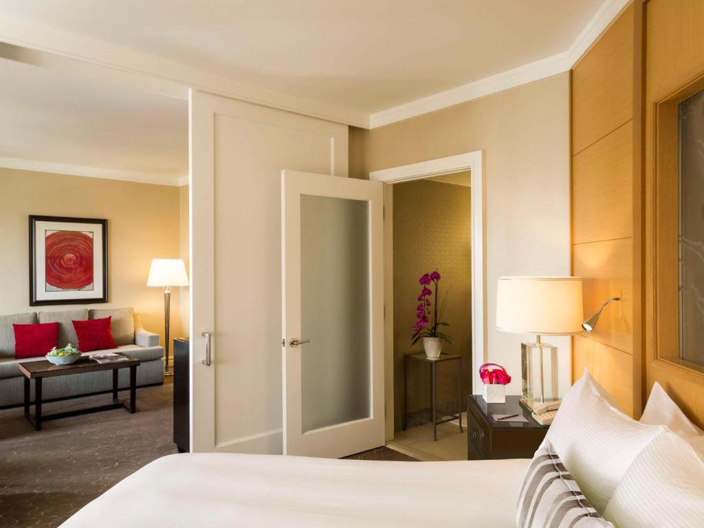 Hollywood King Suite with Hollywood Hills View