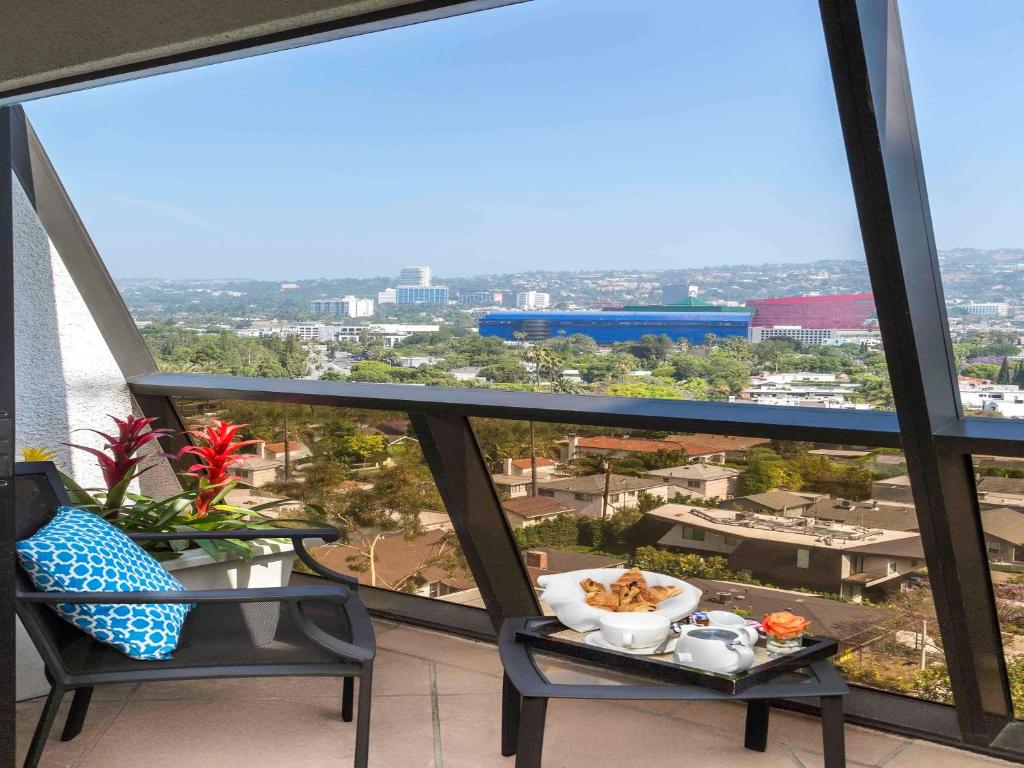 Hollywood King Suite with Hollywood Hills View