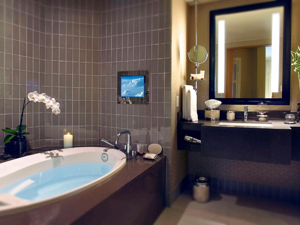 Hollywood King Suite with Hollywood Hills View