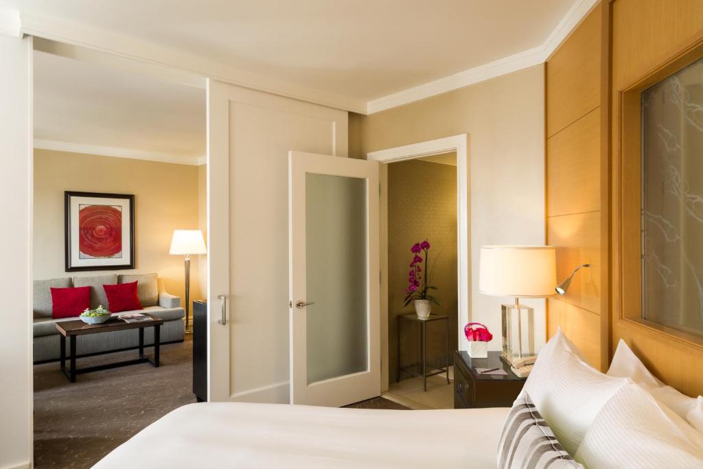 Hollywood King Suite with Hollywood Hills View