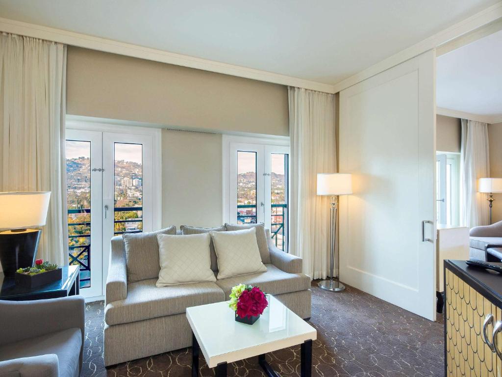 Hollywood King Suite with Hollywood Hills View