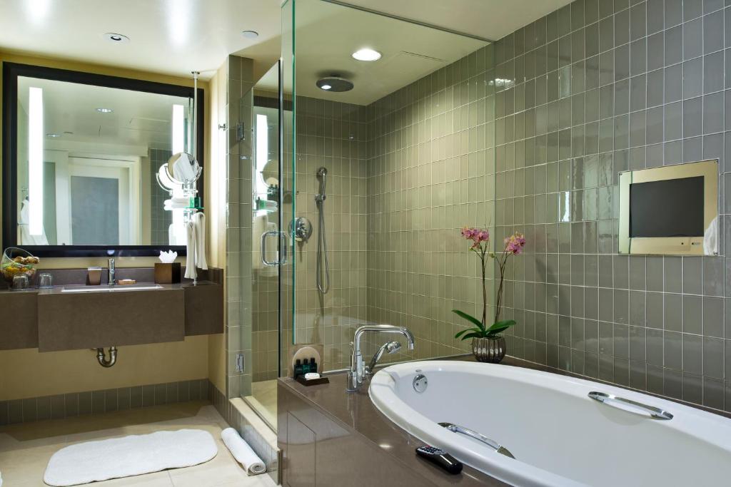 Hollywood King Suite with Hollywood Hills View