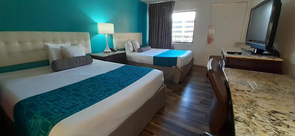 Queen Room with Two Queen Beds – Non-Smoking