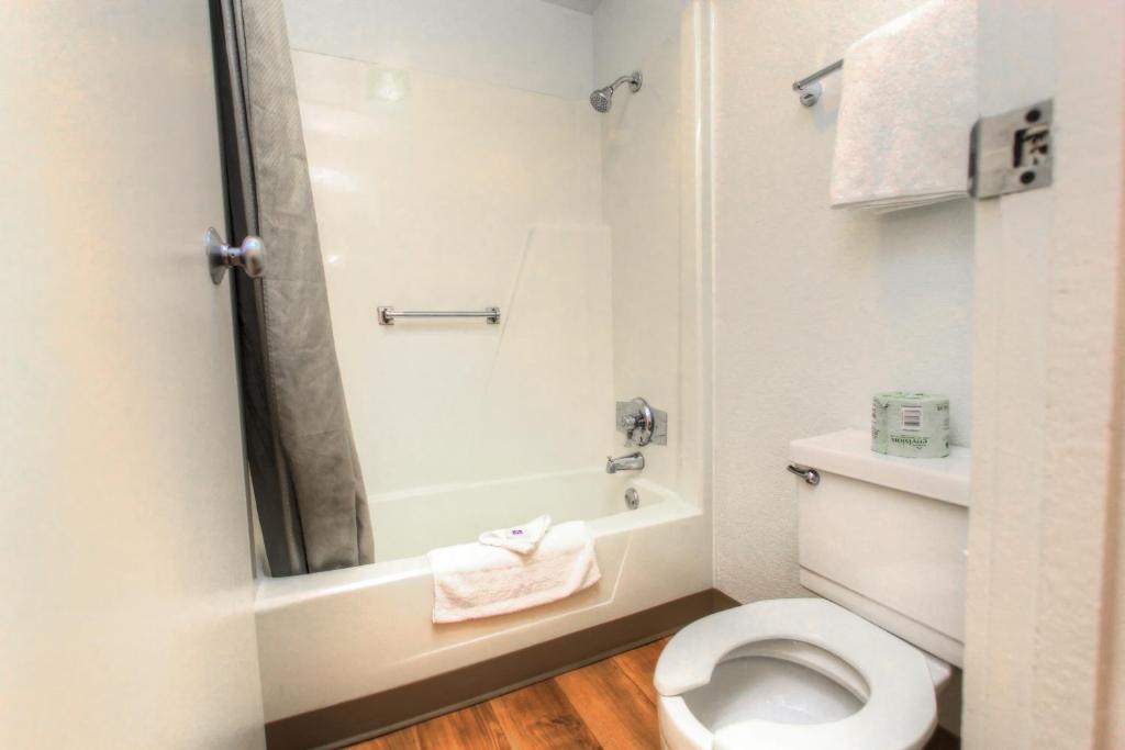 Queen Room with Two Queen Beds – Smoking