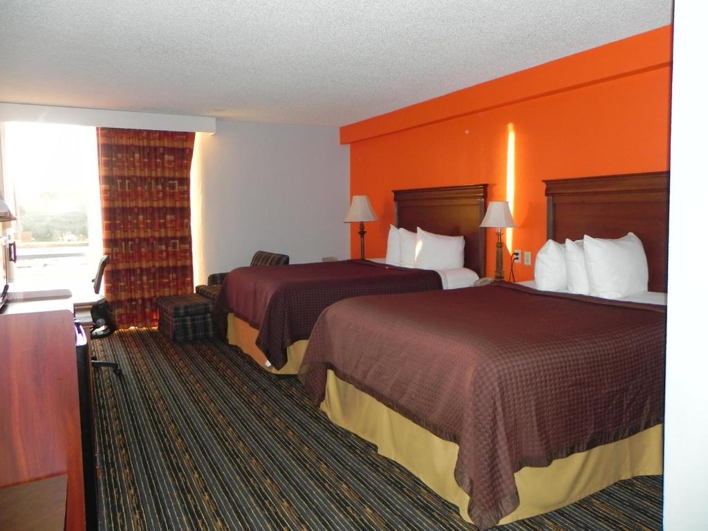 Queen Room with Two Queen Beds – Non-Smoking