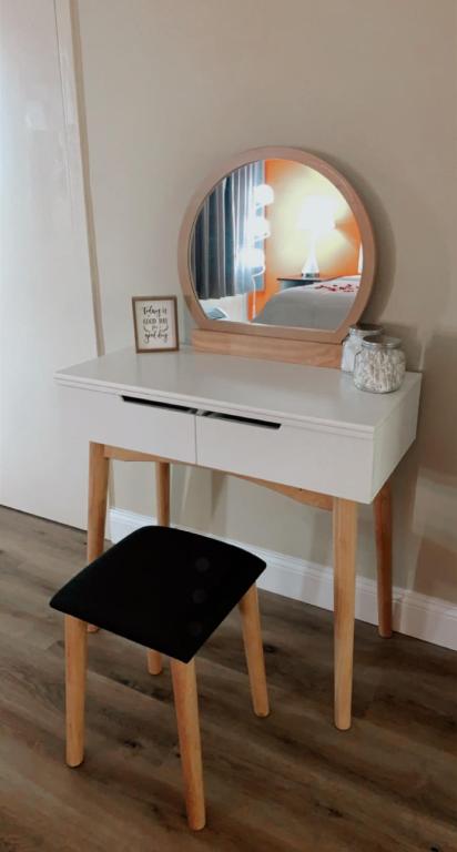 Deluxe King Room – Non-Smoking