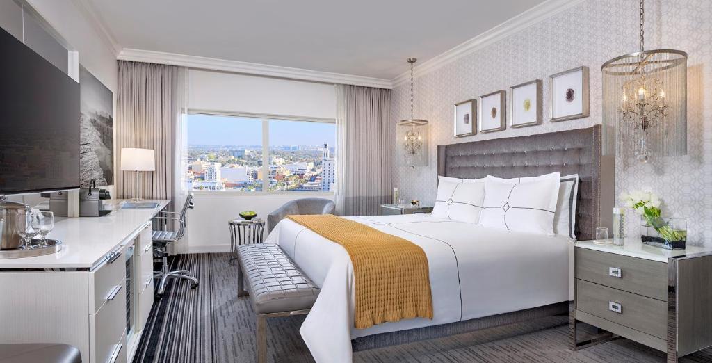 Deluxe King Room with City View