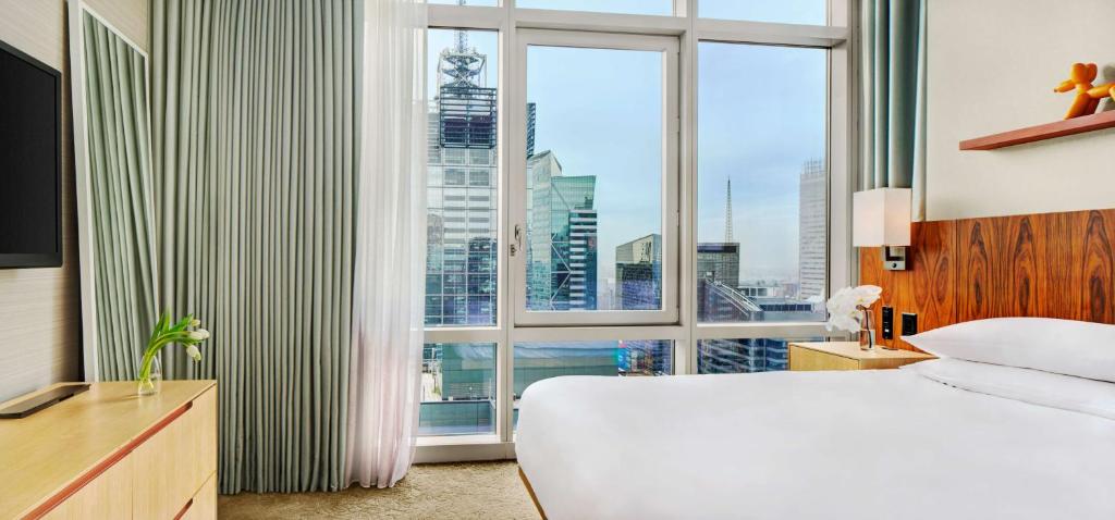 King Suite with City View and Accessible Shower – Disability Access