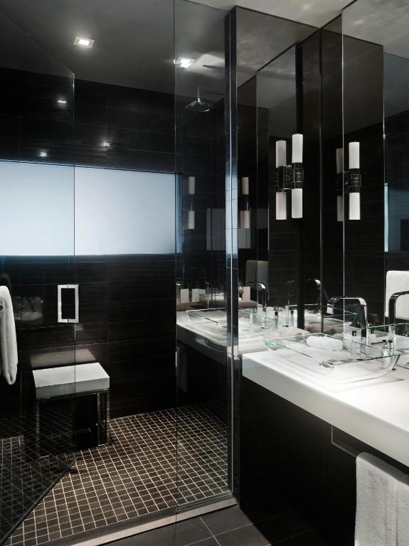 Double Room with Two Double Beds and Accessible Shower – Disability Access