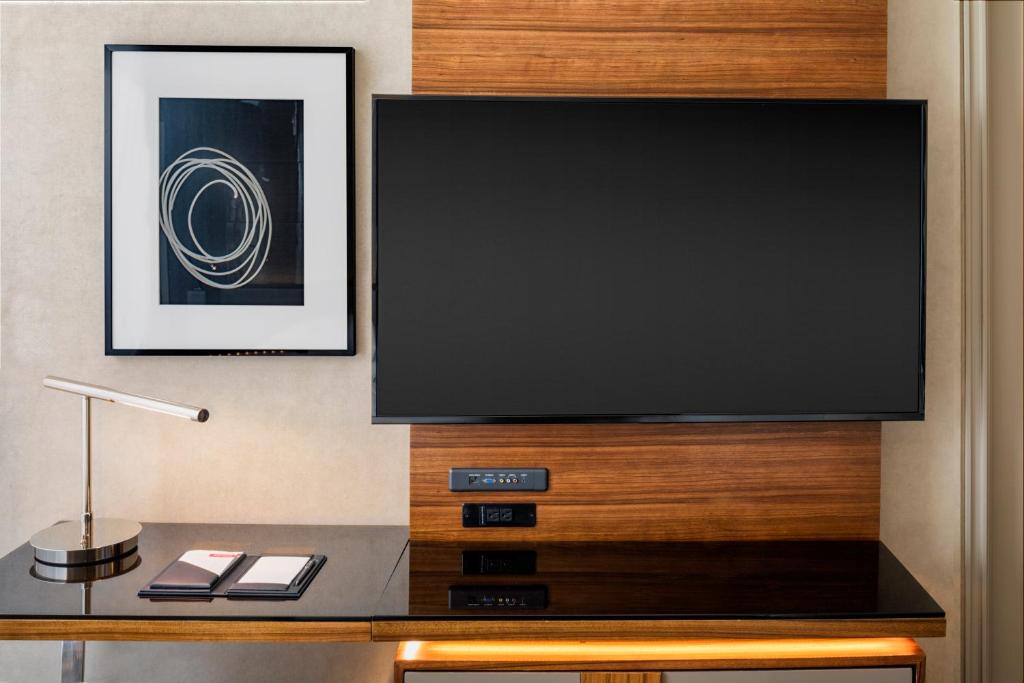 King Room with Accessible Tub – Disability Access