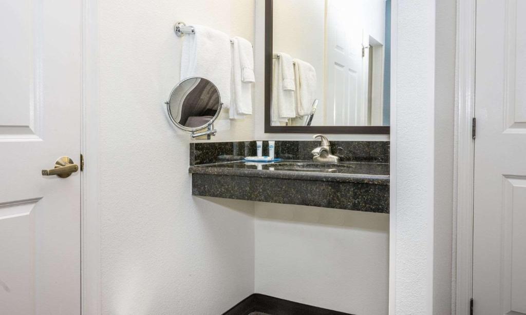 King Studio with Accessible Tub – Disability Access