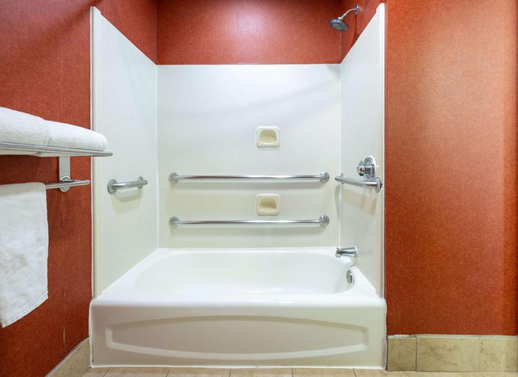 King Studio with Accessible Tub – Disability Access