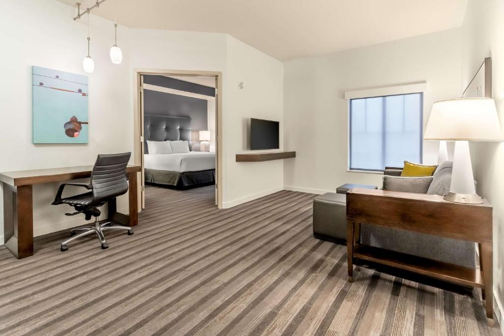 One-Bedroom King Suite