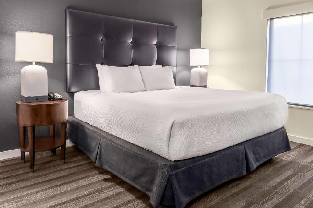 One-Bedroom King Suite