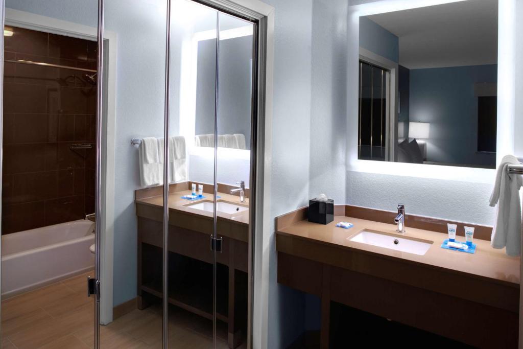 King Studio with Accessible Tub – Disability Access