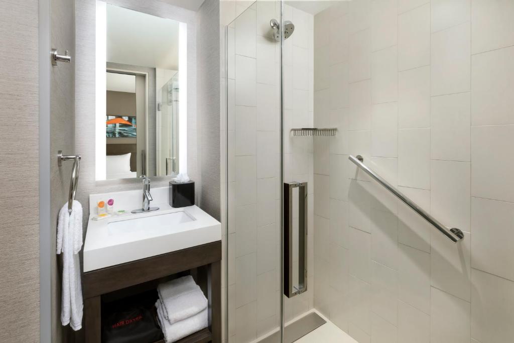 King Room with Roll-In Shower – Disability Access