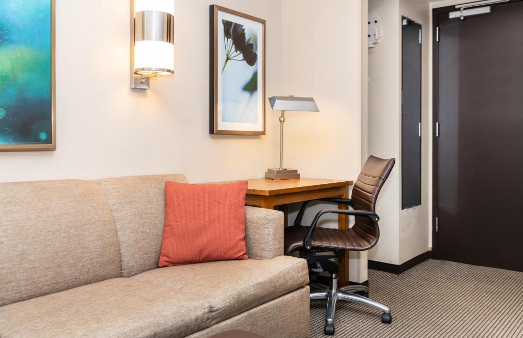 Queen Room with Two Queen Beds and Roll-In Shower – Disability Access