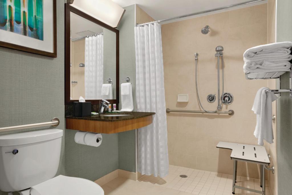 Queen Room with Two Queen Beds and Roll-In Shower – Disability Access