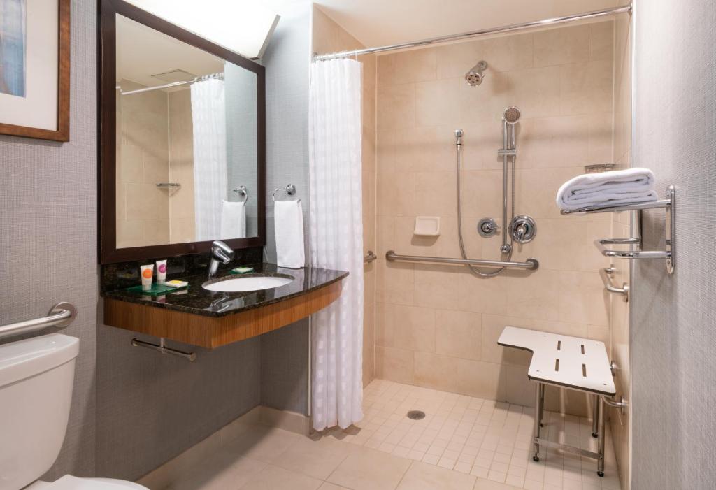 Queen Room with Two Queen Beds and Roll-In Shower – Disability Access