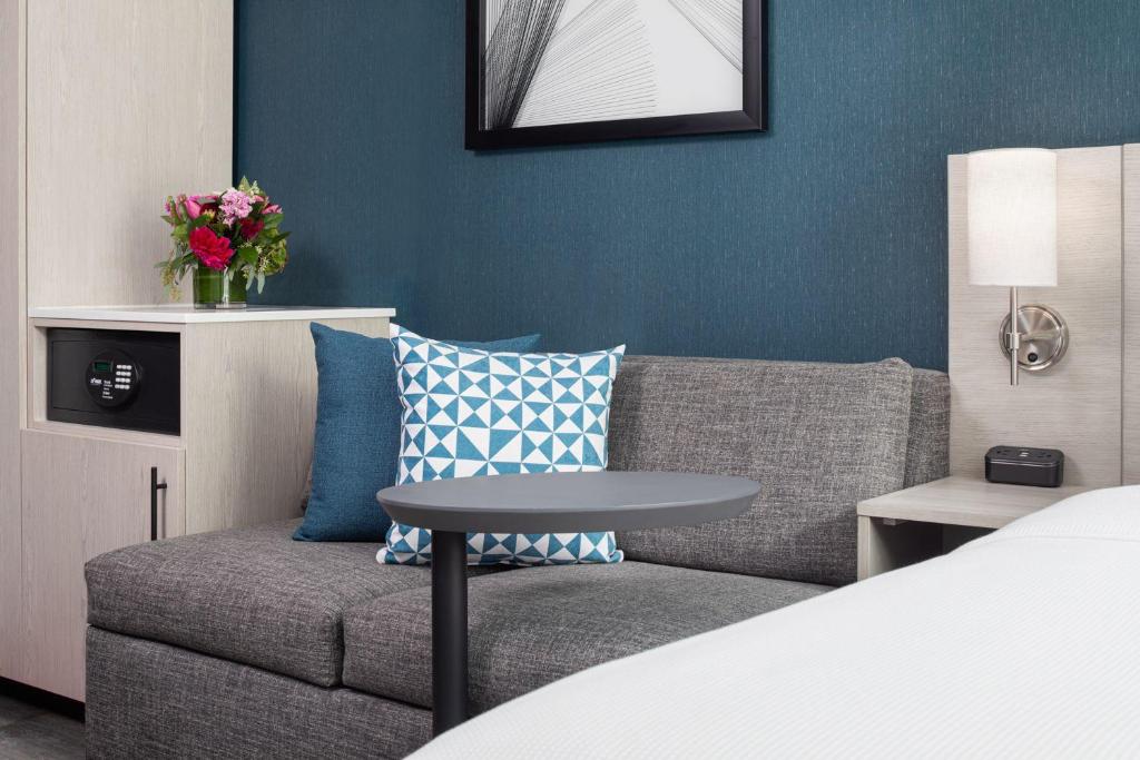 King Room with Skyline View and sofa