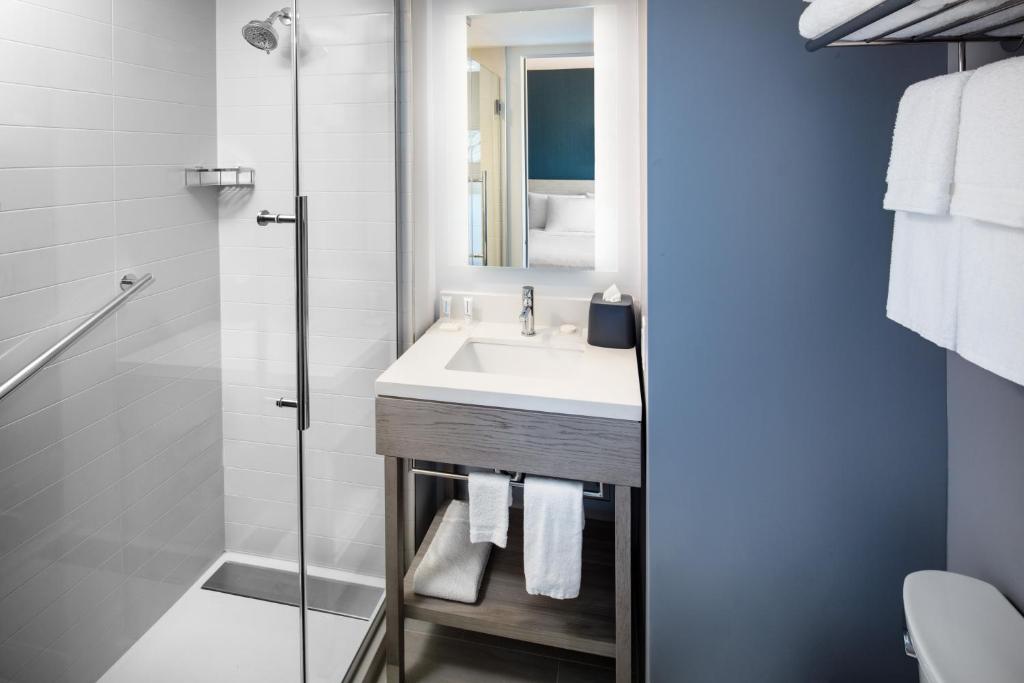 King Room with Skyline View and sofa