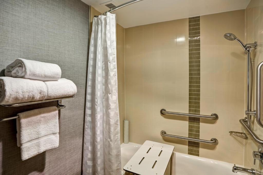 King Room with Accessible Tub – Disability Access