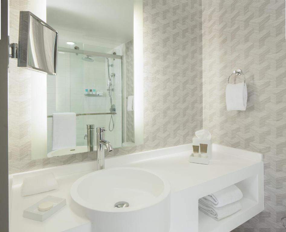 Queen Room with City View – High Floor