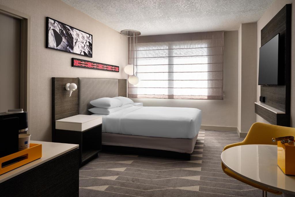 Queen Room with City View – High Floor