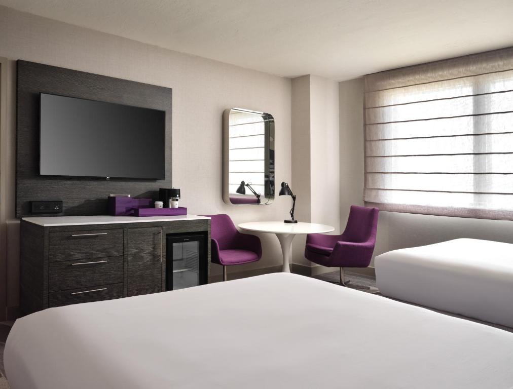 Queen Room with Two Queen Beds and City View – High Floor