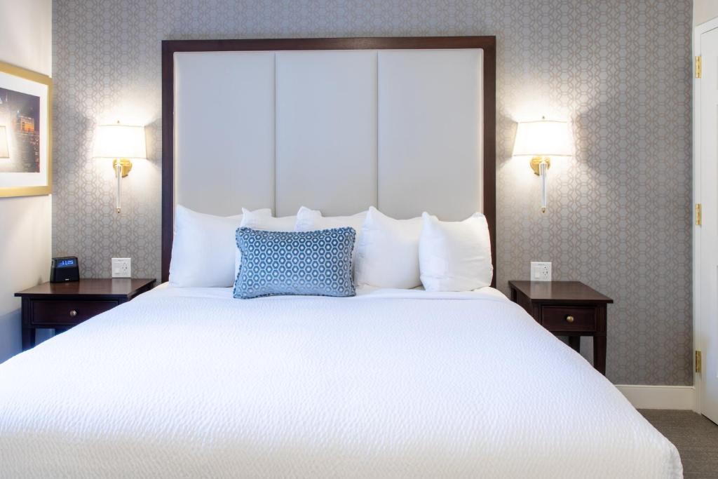 King Room  With Walk-In Shower – Non-Smoking