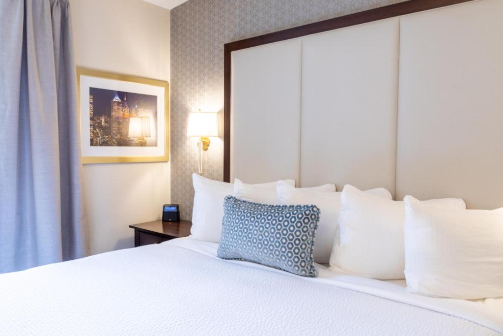 King Room  With Walk-In Shower – Non-Smoking