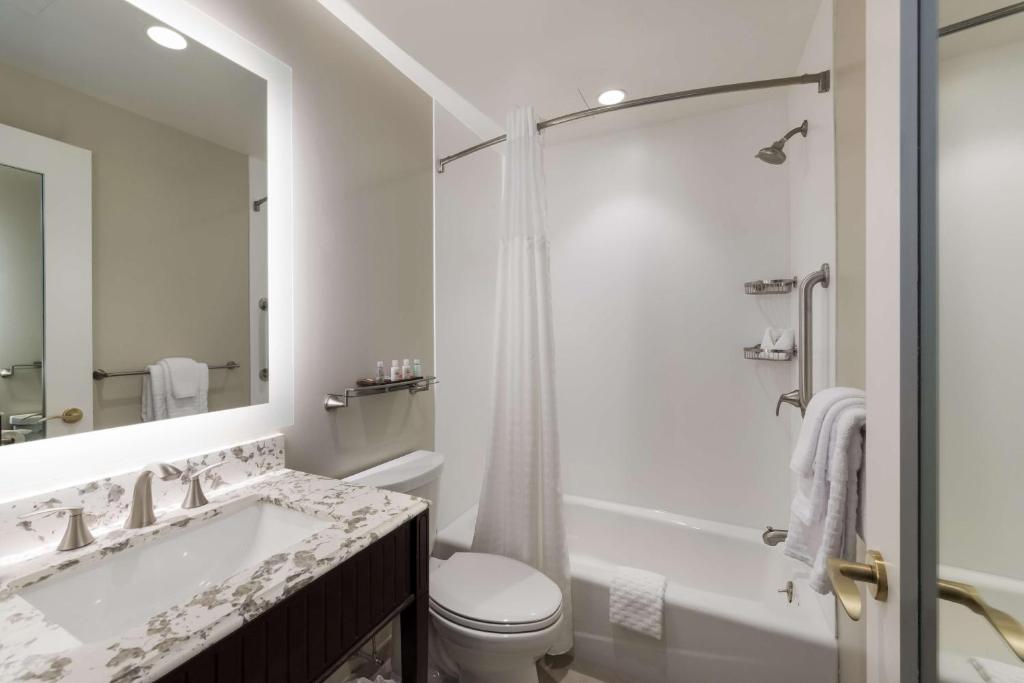 Queen Room with Communication Assistance – Non-Smoking