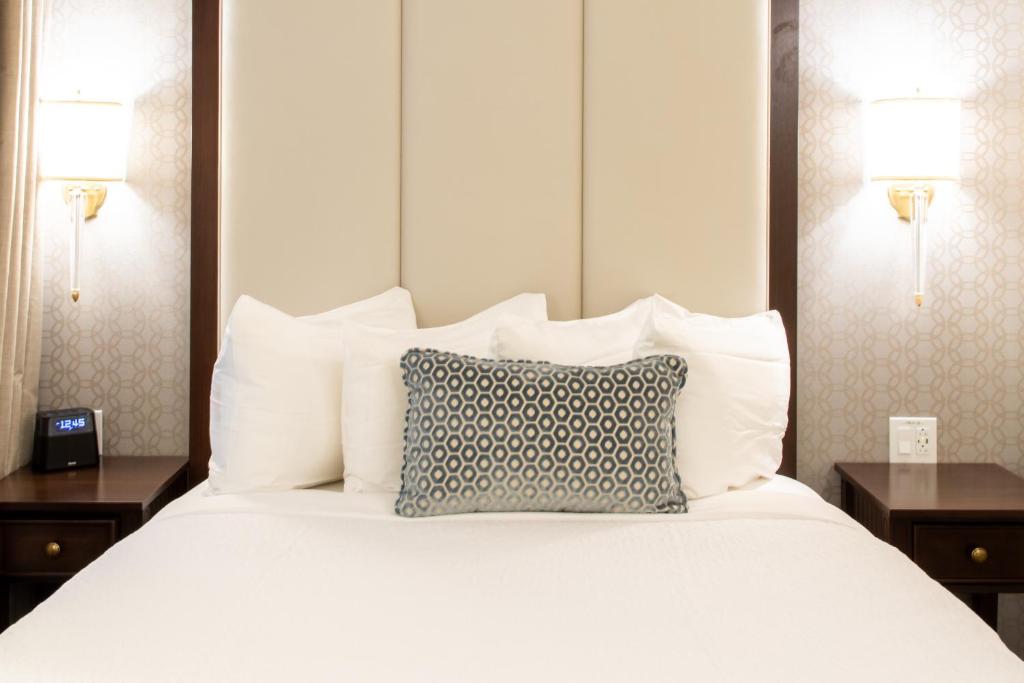 Queen Room with Communication Assistance – Non-Smoking