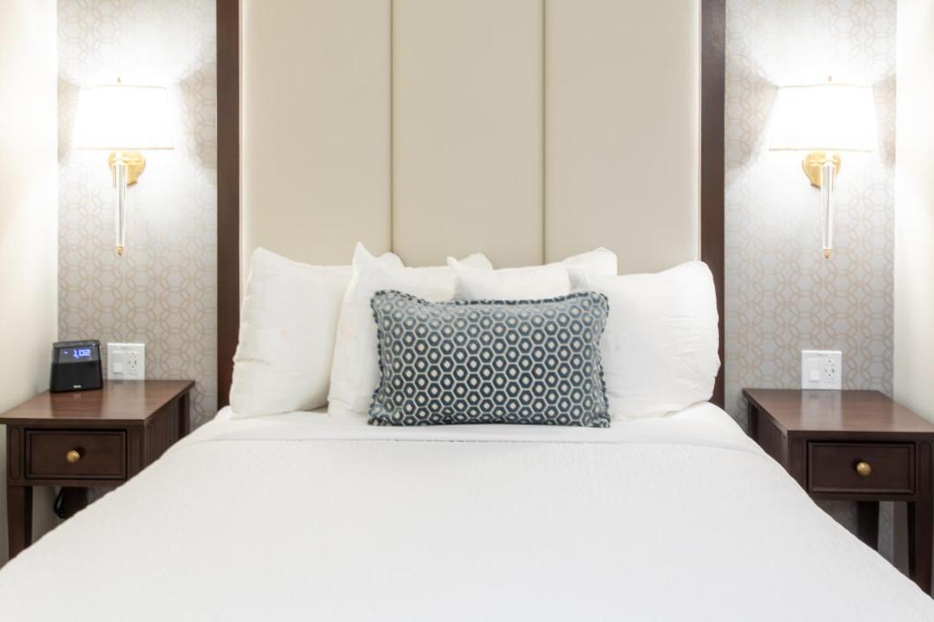 Queen Room with Communication Assistance – Non-Smoking