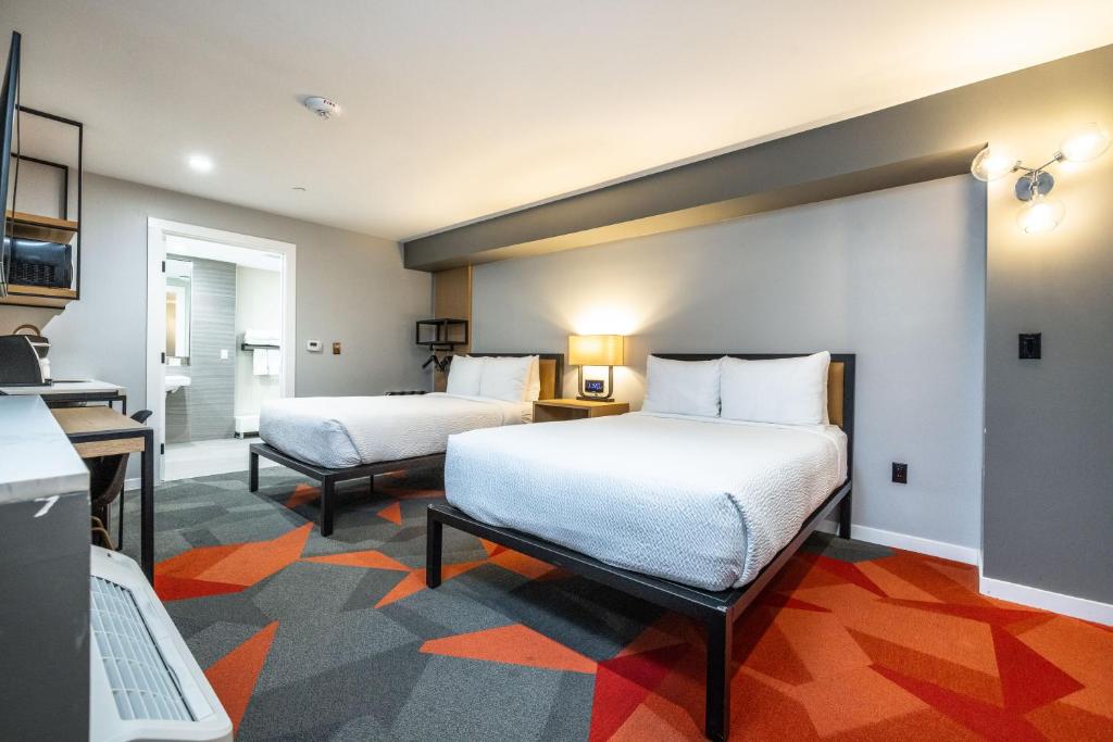 Double Room with Two Double Beds and Bath Tub – Disability Access