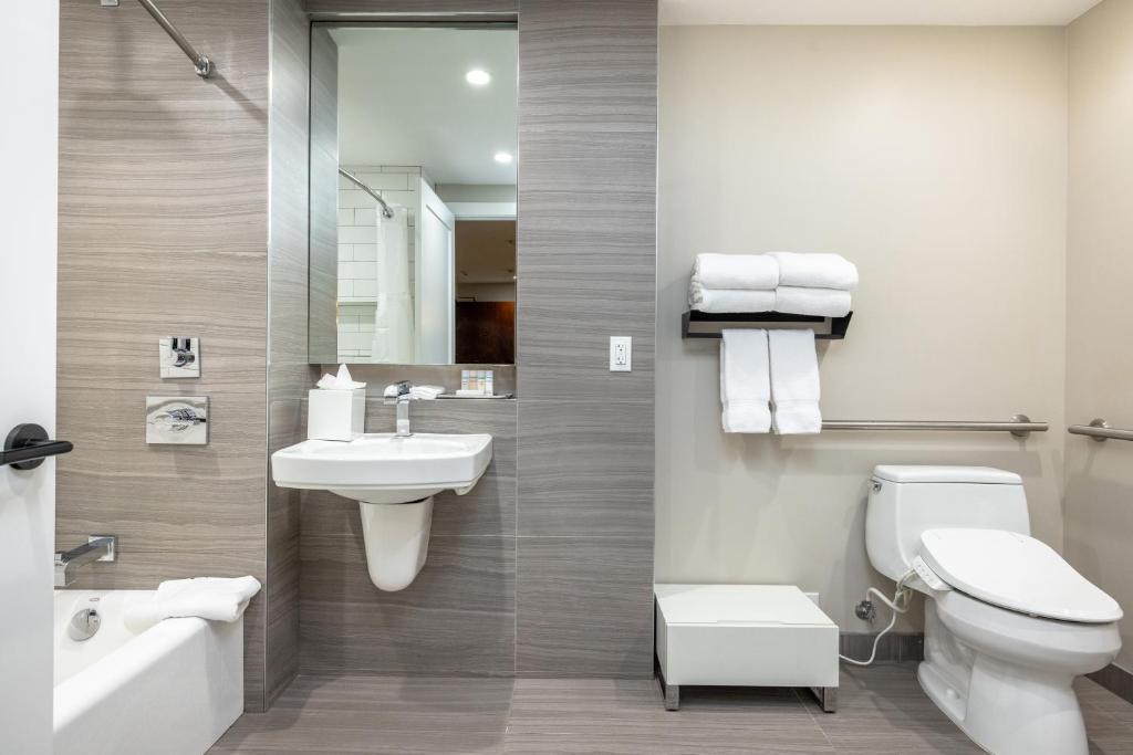 Double Room with Two Double Beds and Bath Tub – Disability Access