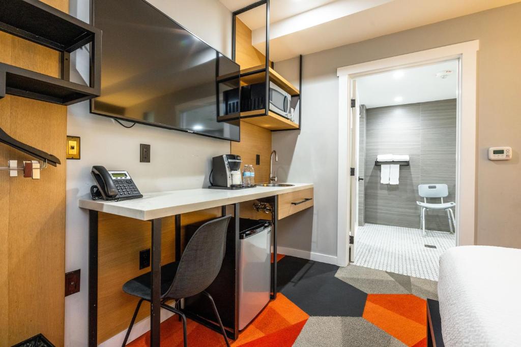 Double Room with Two Double Beds and Bath Tub – Disability Access