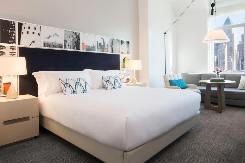 Premium King Room with City View – Disability Access