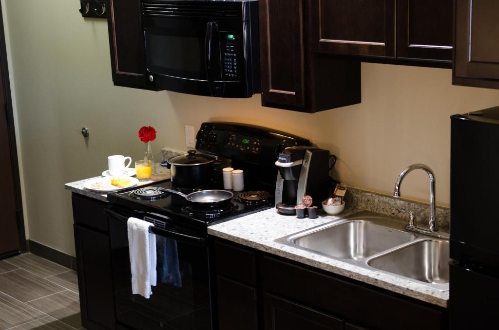 Executive King Suite Full Kitchen