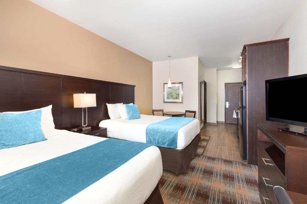 Two Queen Beds with Kitchen