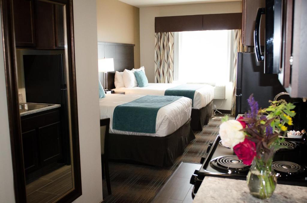 Two Queen Beds with Kitchen