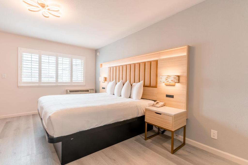 Deluxe King Room – Non-Smoking